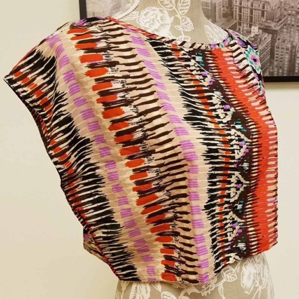 LF Vaccine Boat Neck Crop Pattern Top